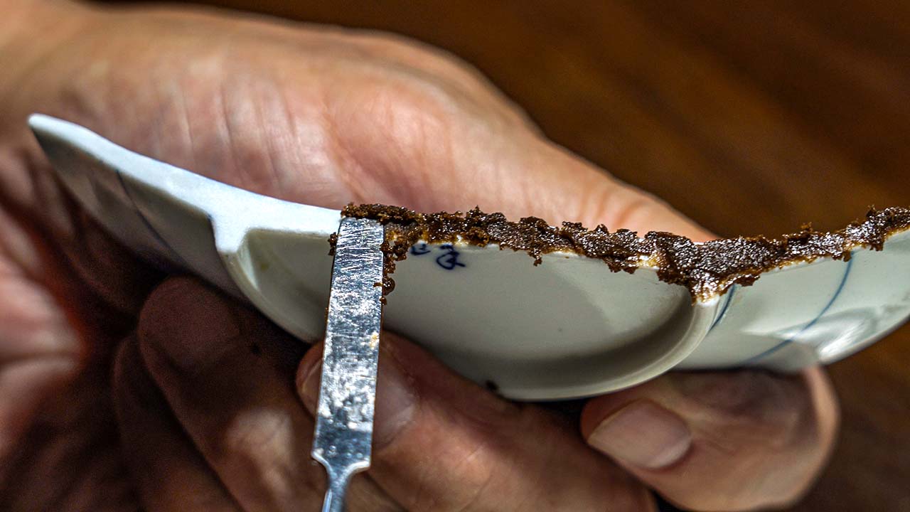 No,4 割れた両方の断面に接着剤をまんべんなく塗ります。