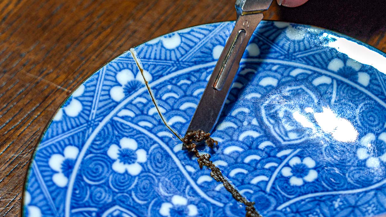 No,6 はみ出した接着剤を削り取ります。