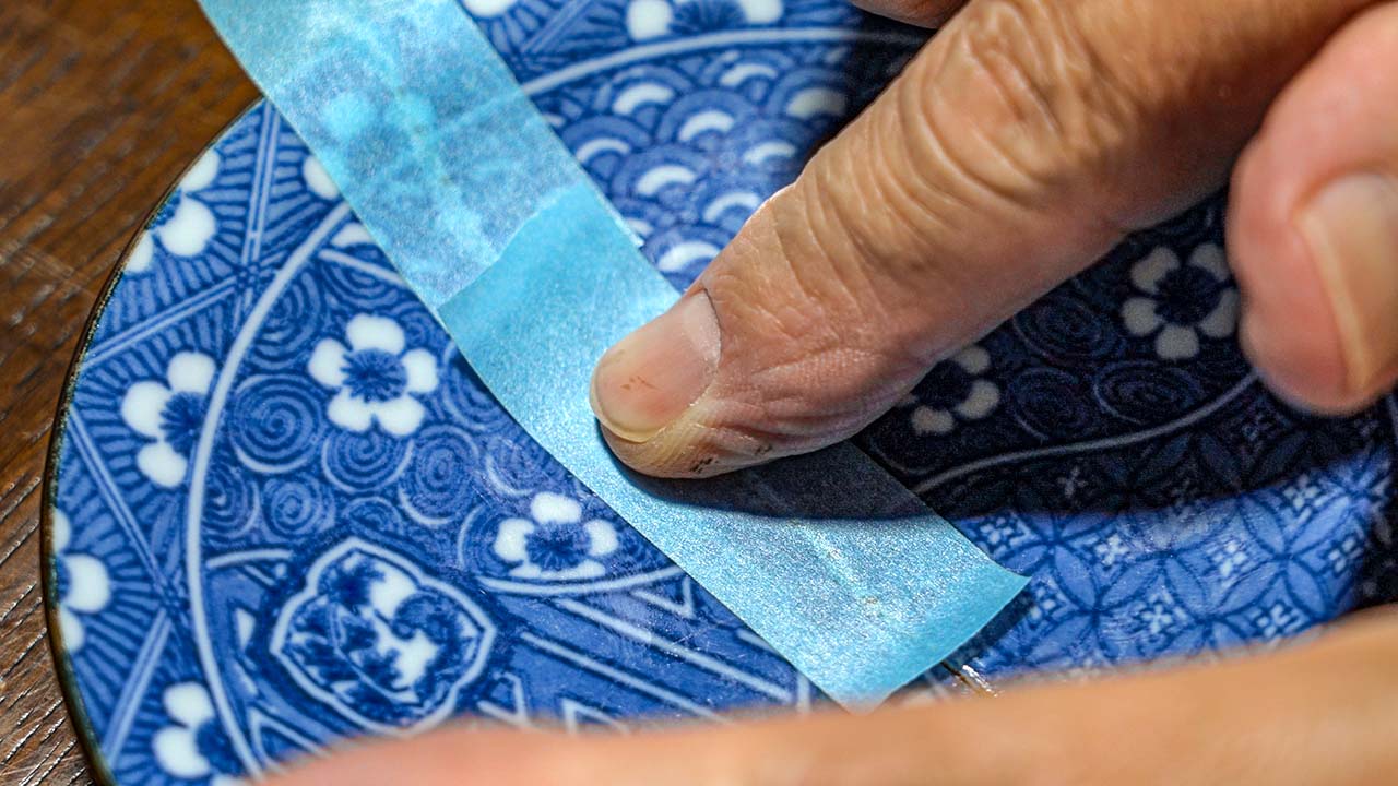 No,7 接着した器がずれないようにテープで固定します。