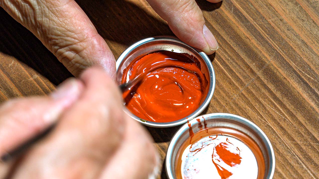 No,8 弁柄を擬うるしで溶きます。