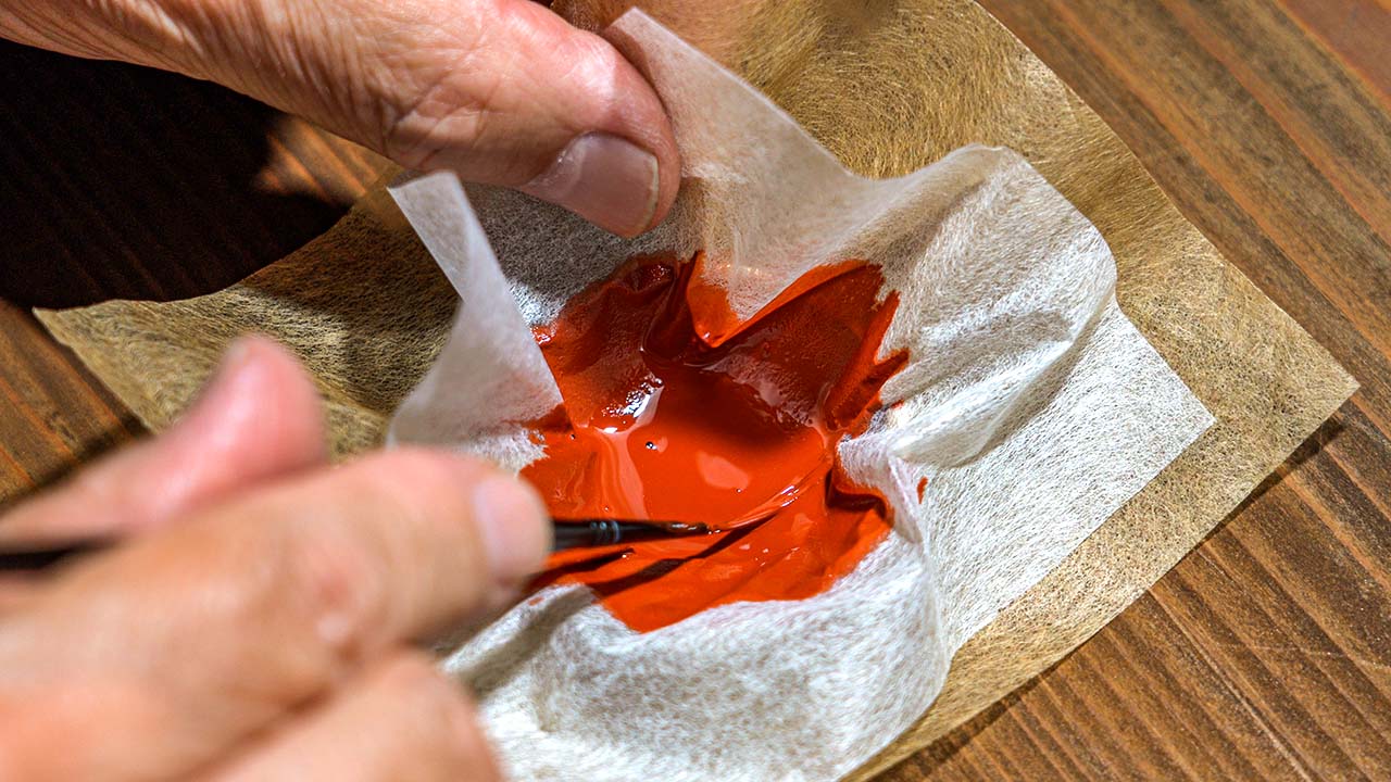 No,9 溶いた弁柄を和紙で濾します。