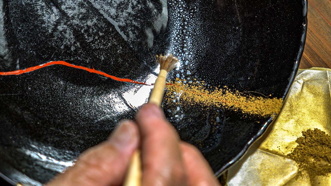 No,11 弁柄が半乾きの状態で金粉を蒔きます。